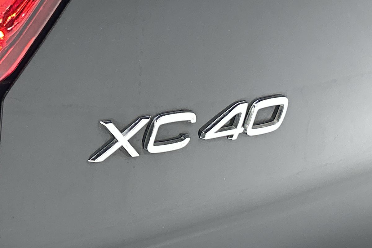 2022 Volvo XC40 Ultimate B5 Dark