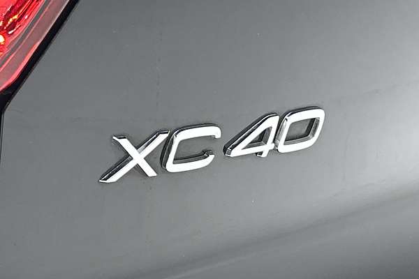 2022 Volvo XC40 Ultimate B5 Dark