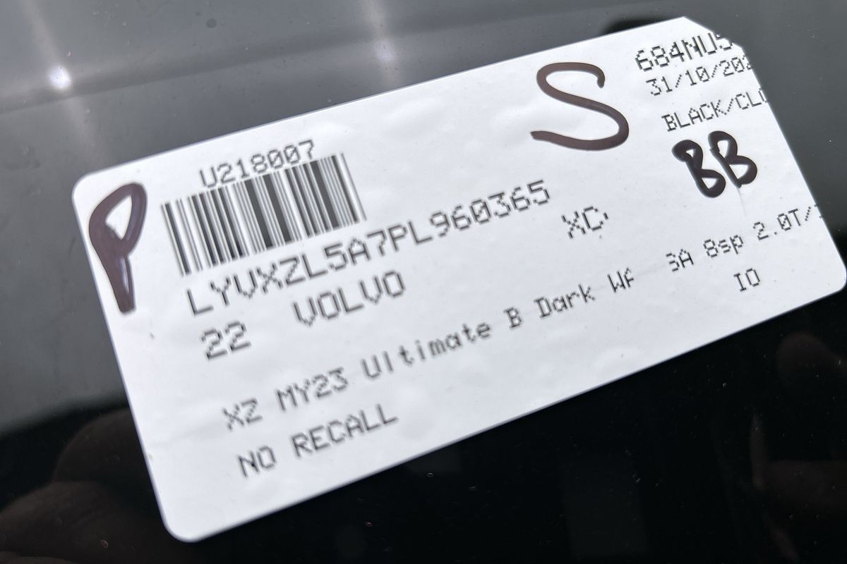 2022 Volvo XC40 Ultimate B5 Dark