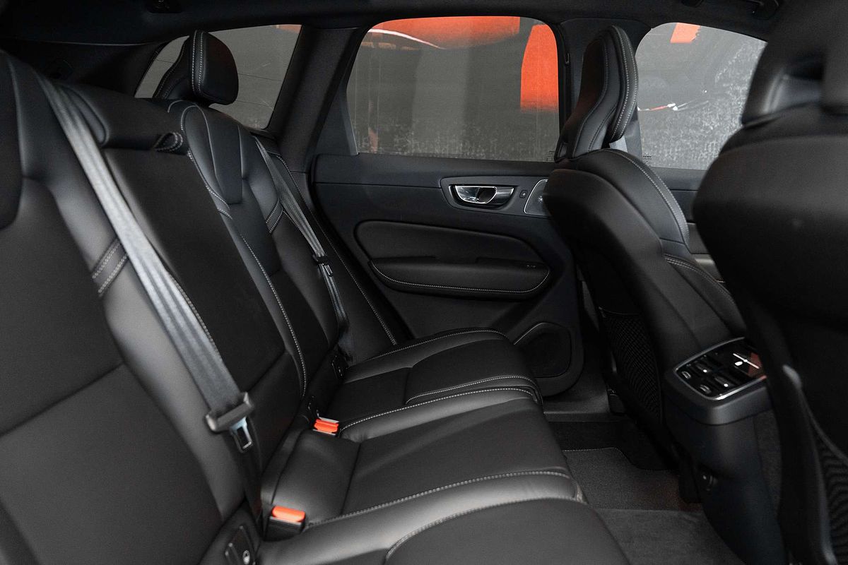 2021 Volvo XC60 B6 R-Design