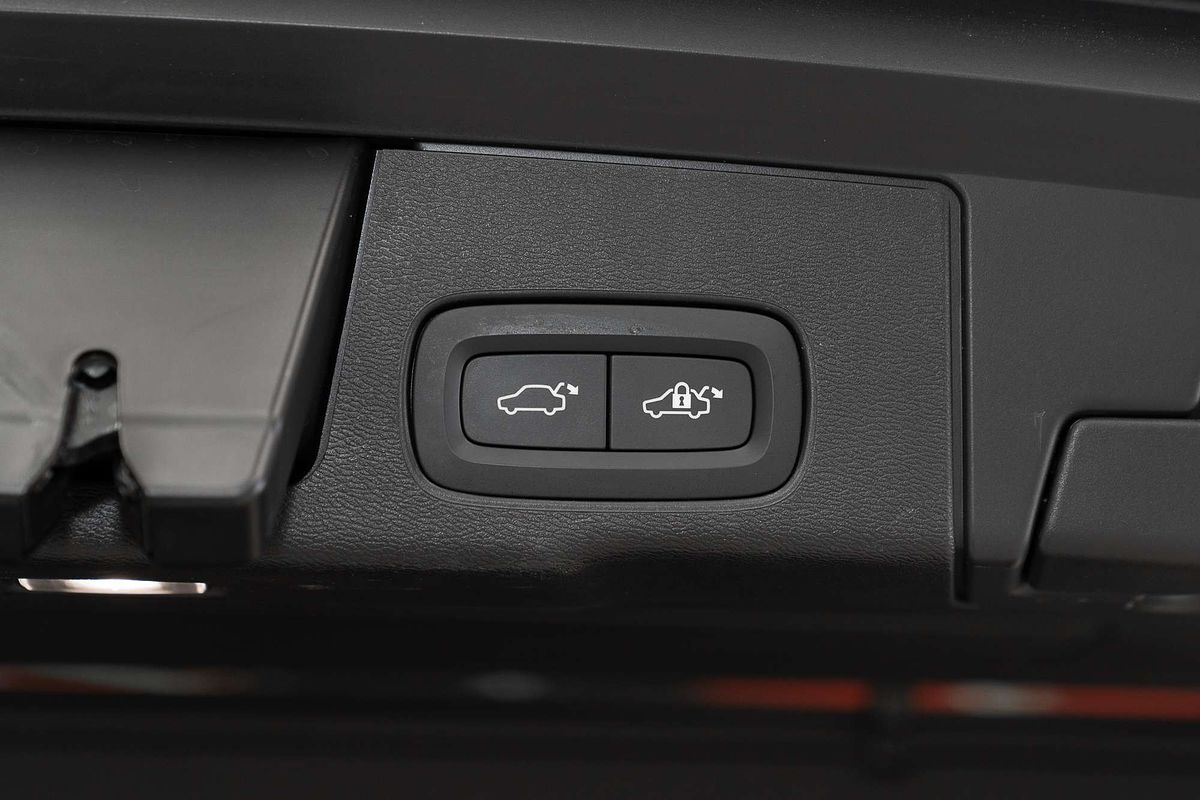 2021 Volvo XC60 B6 R-Design