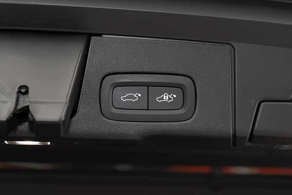 2021 Volvo XC60 B6 R-Design