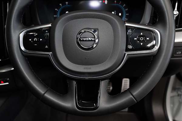 2021 Volvo XC60 B6 R-Design