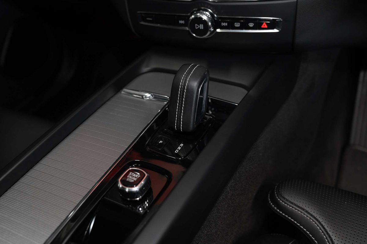 2021 Volvo XC60 B6 R-Design