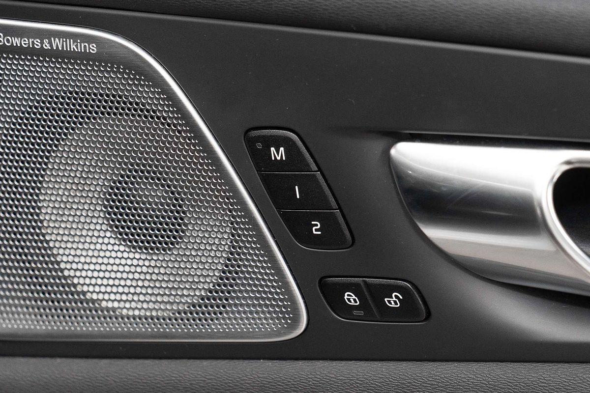 2021 Volvo XC60 B6 R-Design