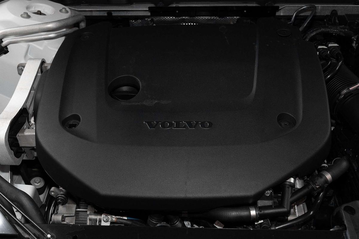 2021 Volvo XC60 B6 R-Design