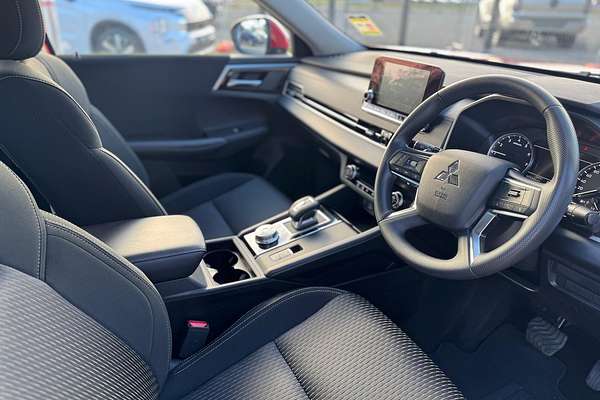 2025 Mitsubishi Outlander ES ZM