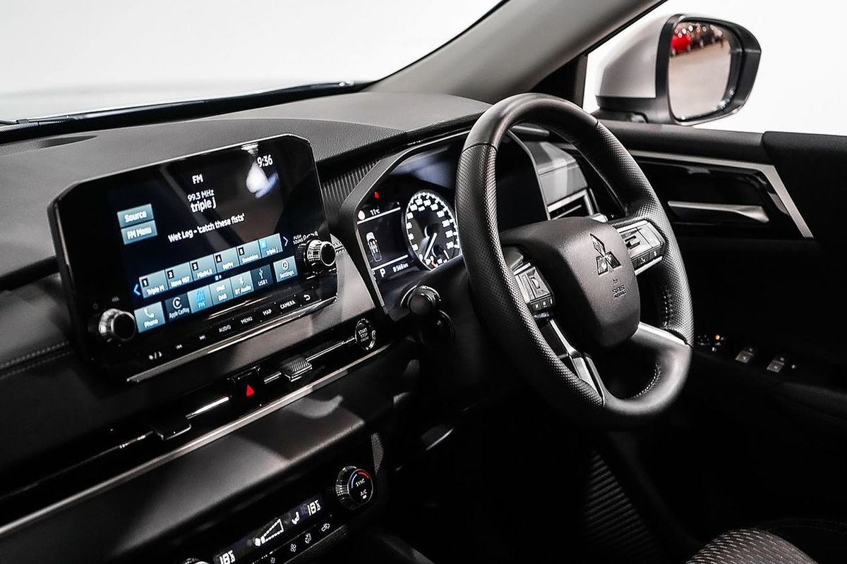 2024 Mitsubishi Outlander LS ZM