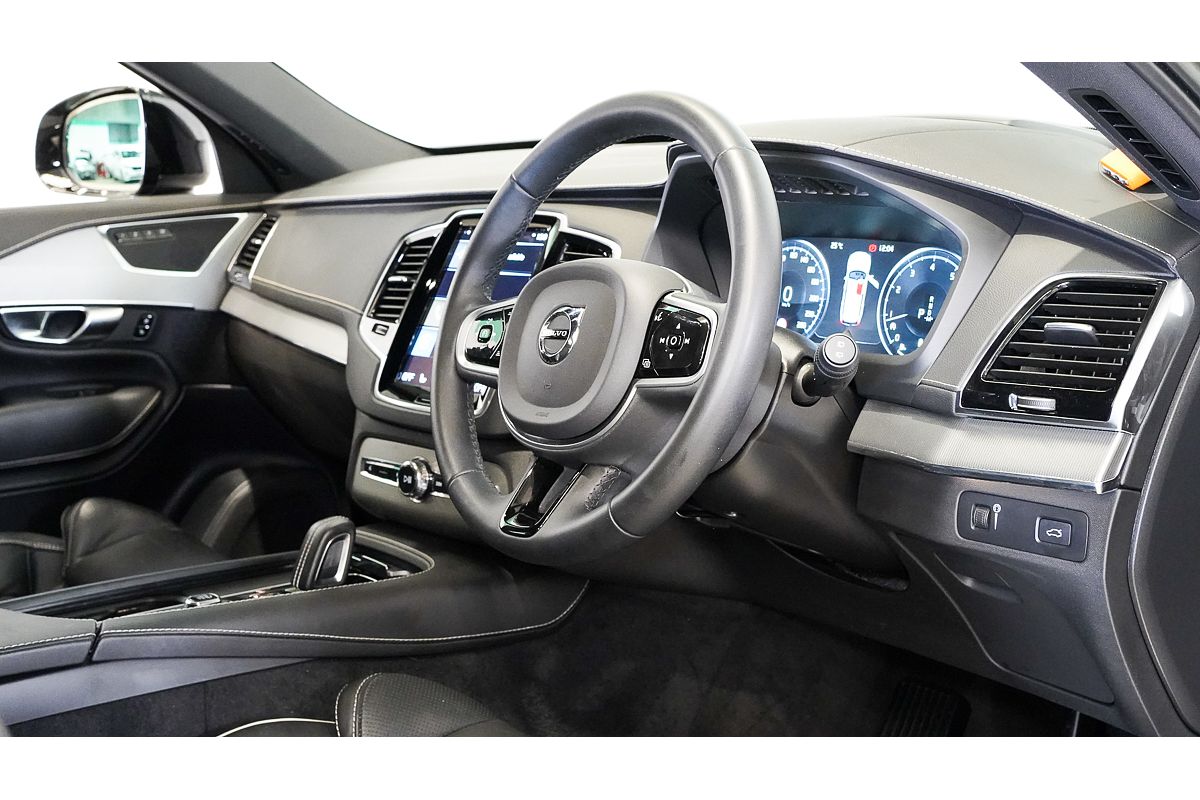 2022 Volvo XC90 B6 R-Design