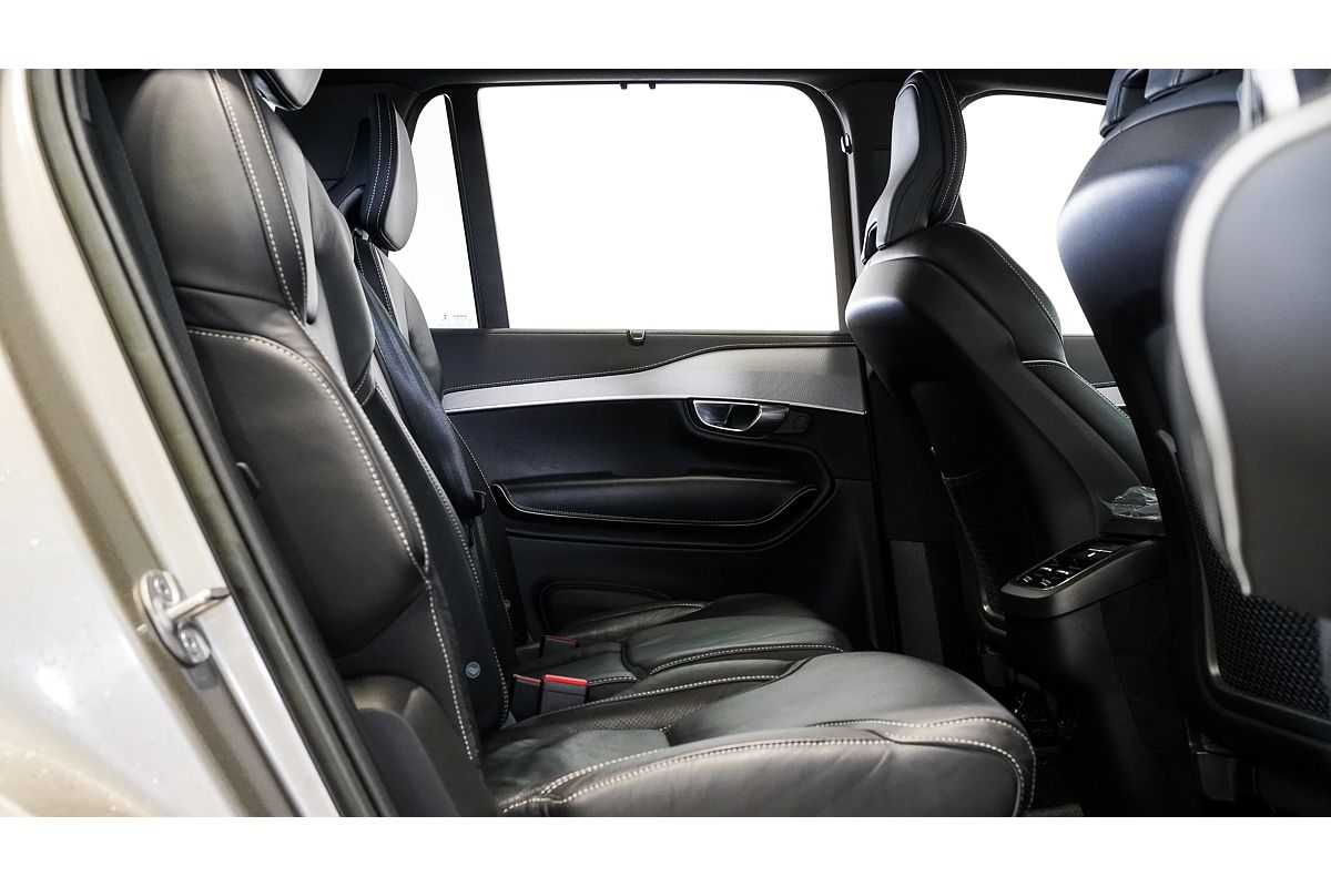 2022 Volvo XC90 B6 R-Design