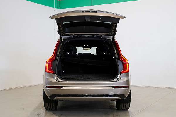 2022 Volvo XC90 B6 R-Design