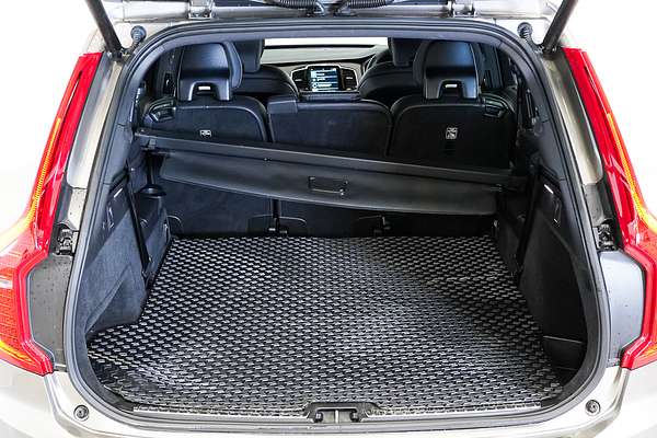 2022 Volvo XC90 B6 R-Design