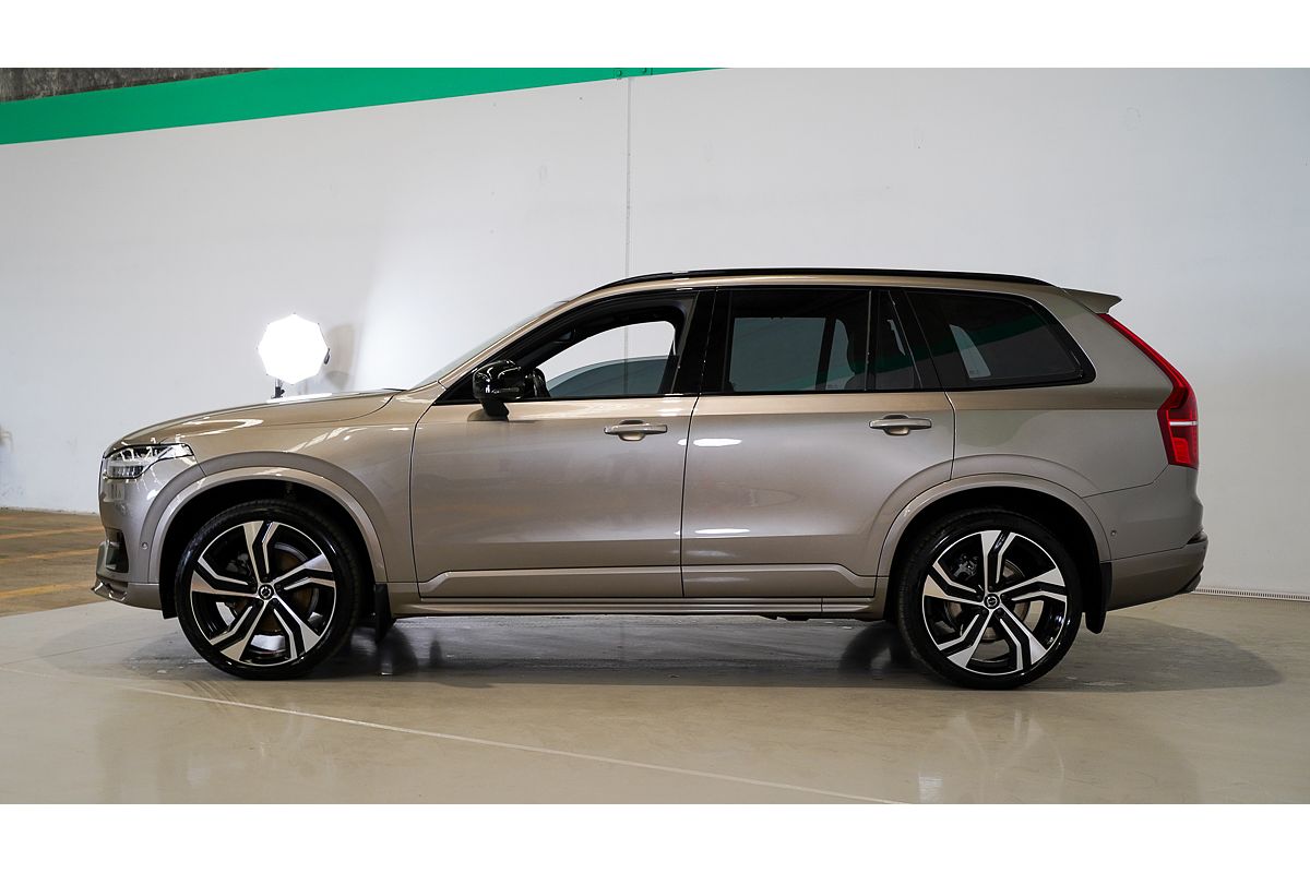 2022 Volvo XC90 B6 R-Design