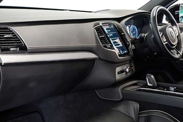 2022 Volvo XC90 B6 R-Design