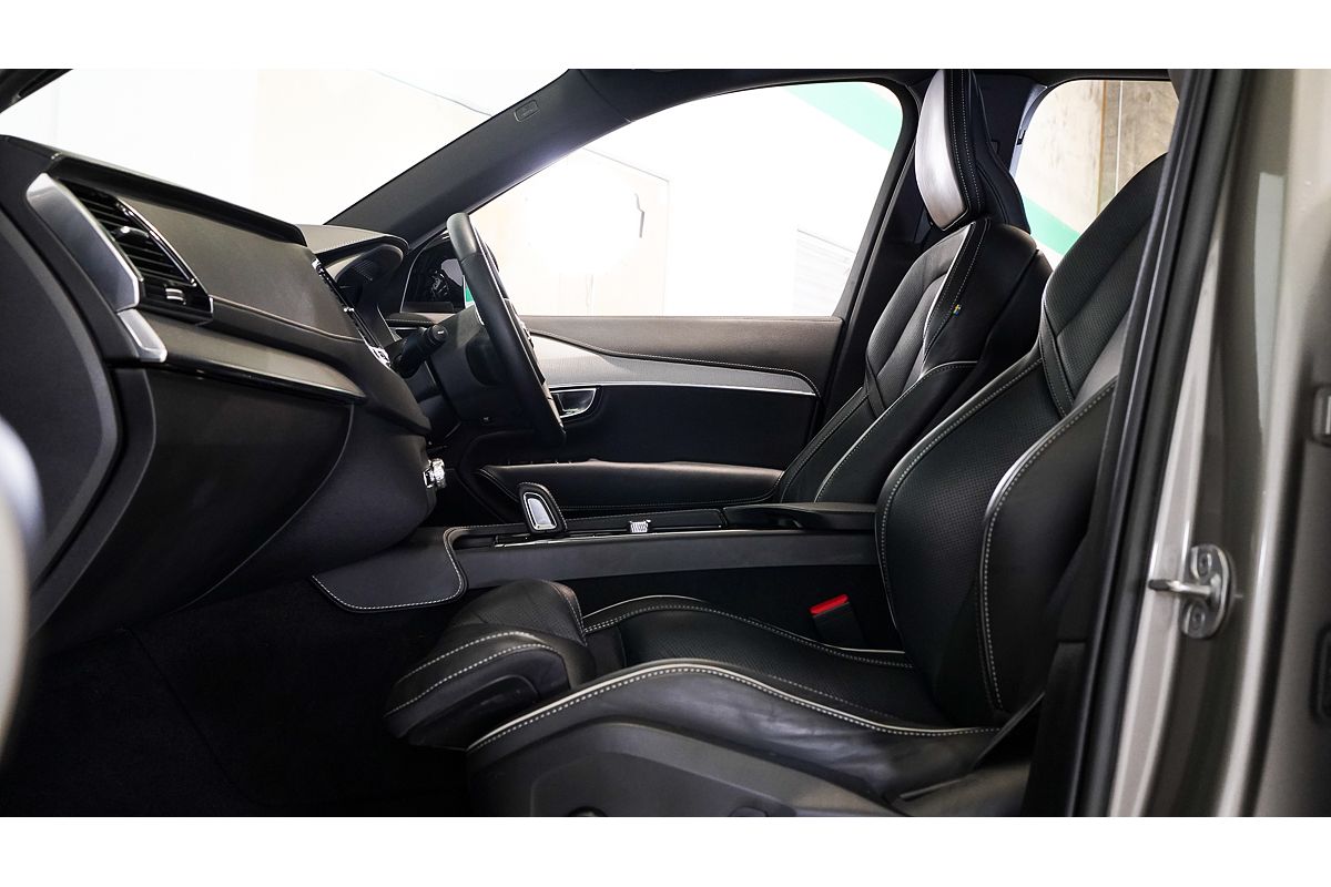 2022 Volvo XC90 B6 R-Design
