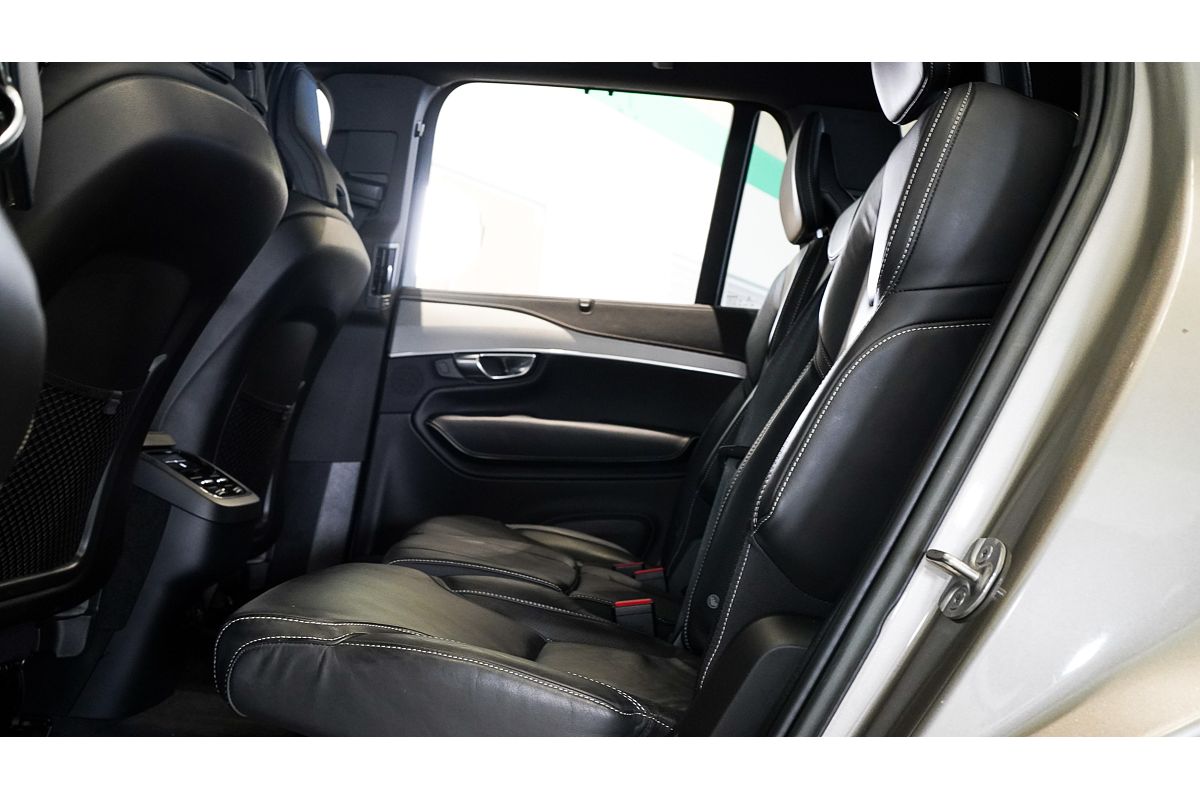 2022 Volvo XC90 B6 R-Design
