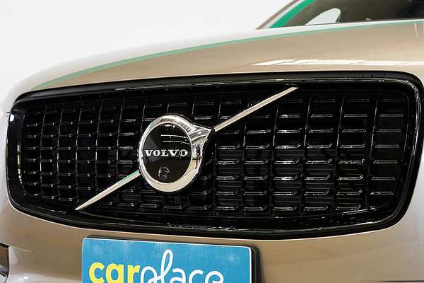 2022 Volvo XC90 B6 R-Design