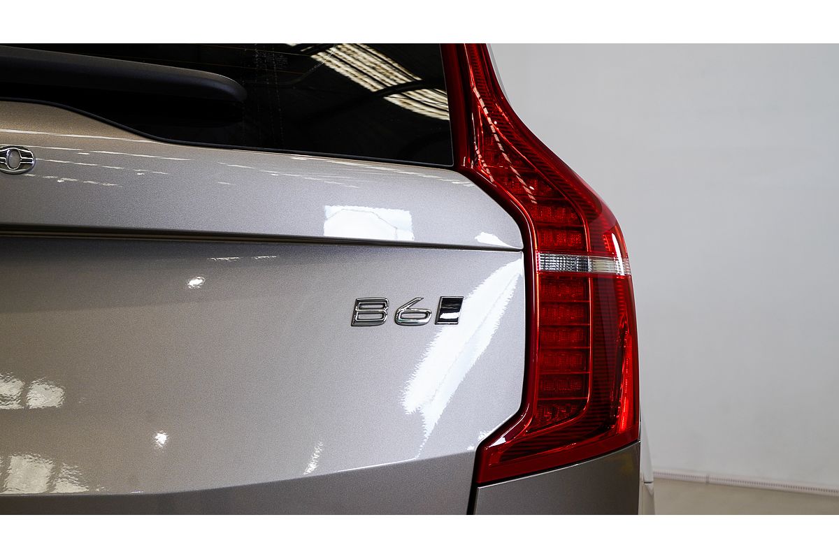 2022 Volvo XC90 B6 R-Design
