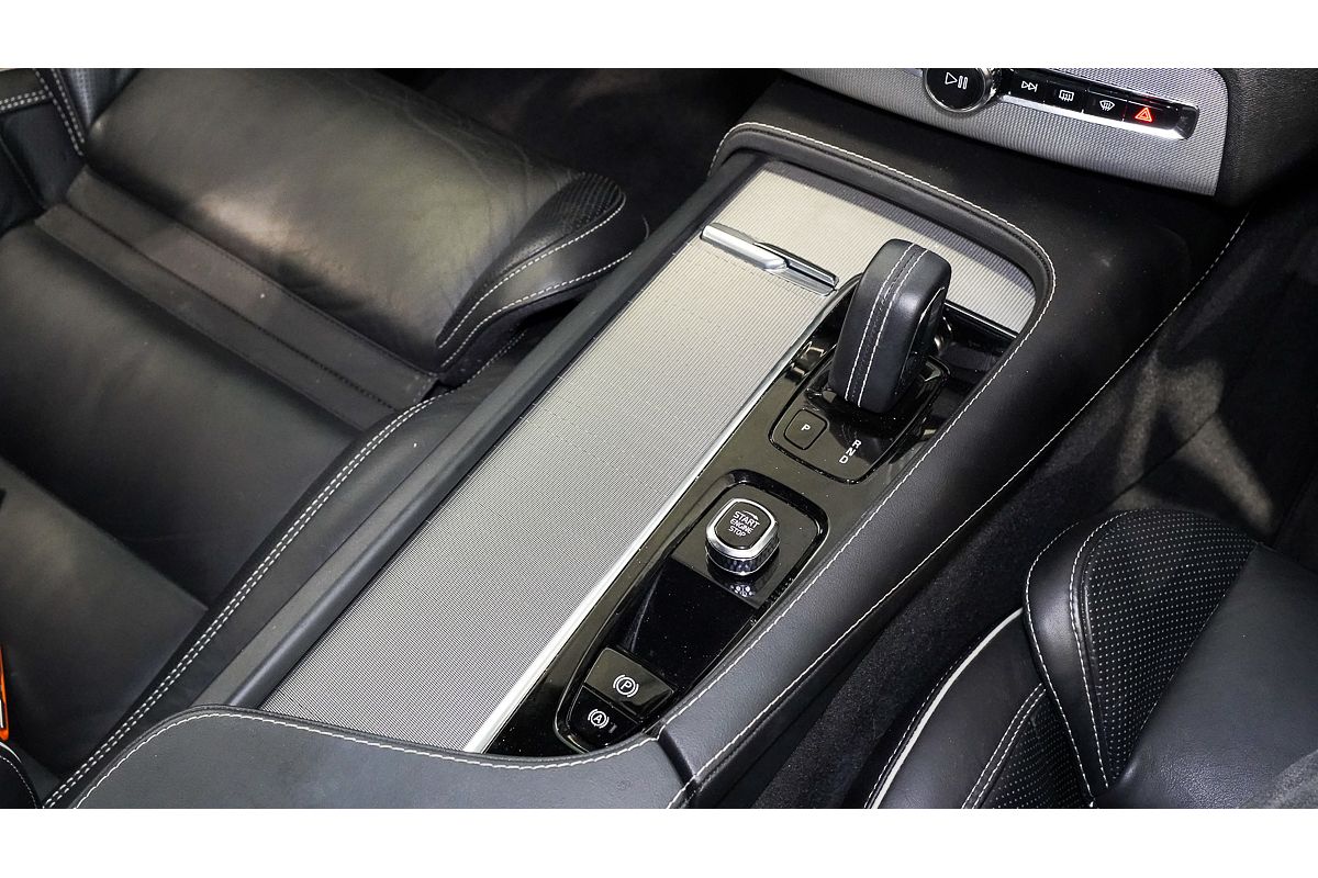 2022 Volvo XC90 B6 R-Design