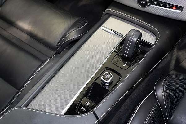 2022 Volvo XC90 B6 R-Design