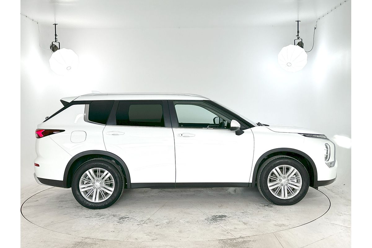 2024 Mitsubishi Outlander LS ZM