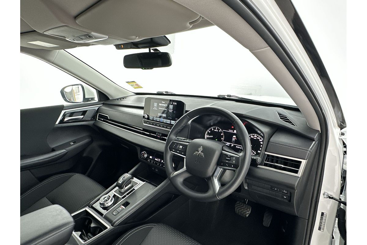 2024 Mitsubishi Outlander LS ZM