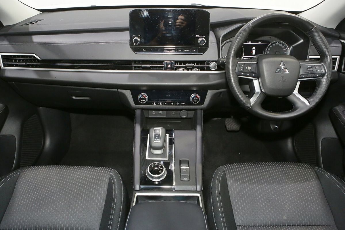 2024 Mitsubishi Outlander LS ZM