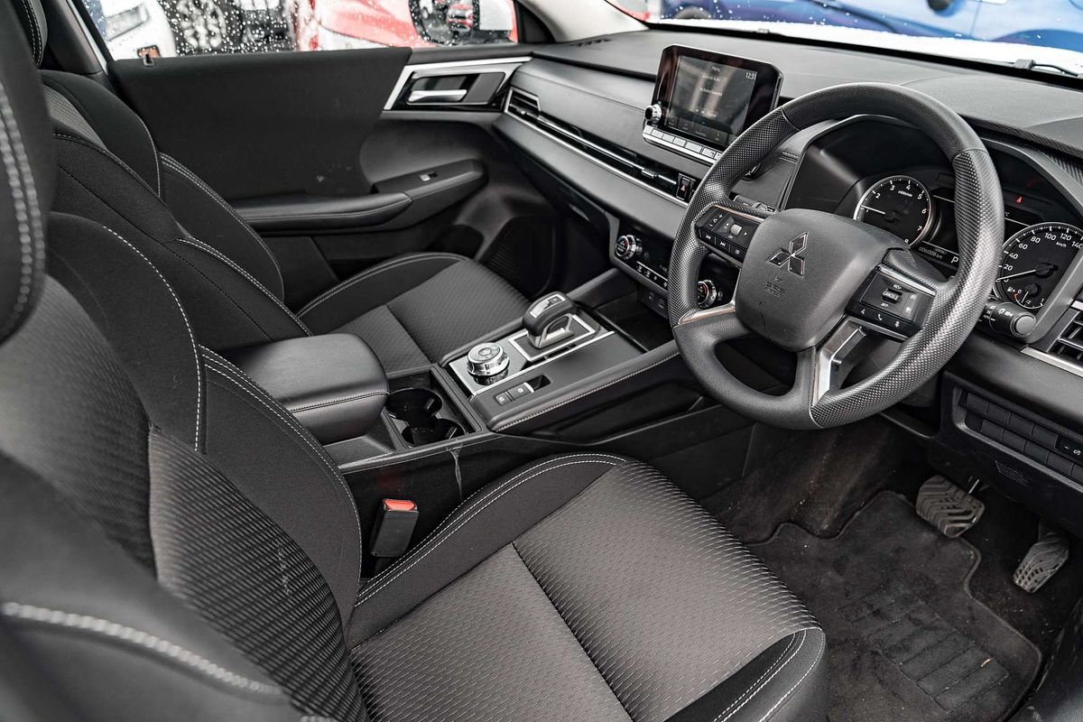 2024 Mitsubishi Outlander ES ZM