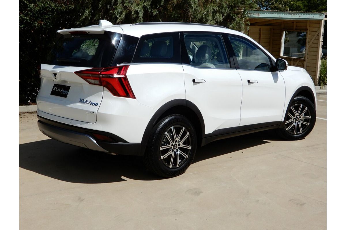 2025 Mahindra XUV700 AX7