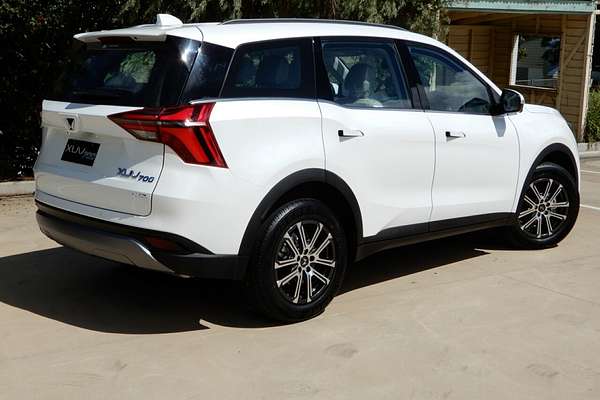 2025 Mahindra XUV700 AX7