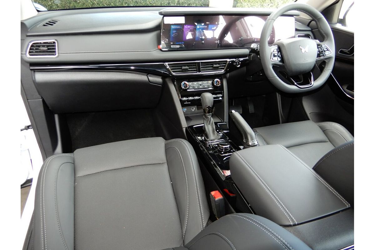 2025 Mahindra XUV700 AX7