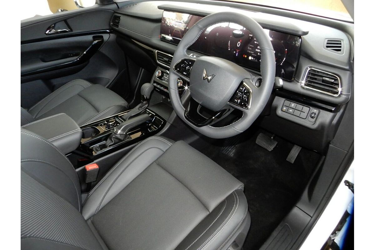 2025 Mahindra XUV700 AX7