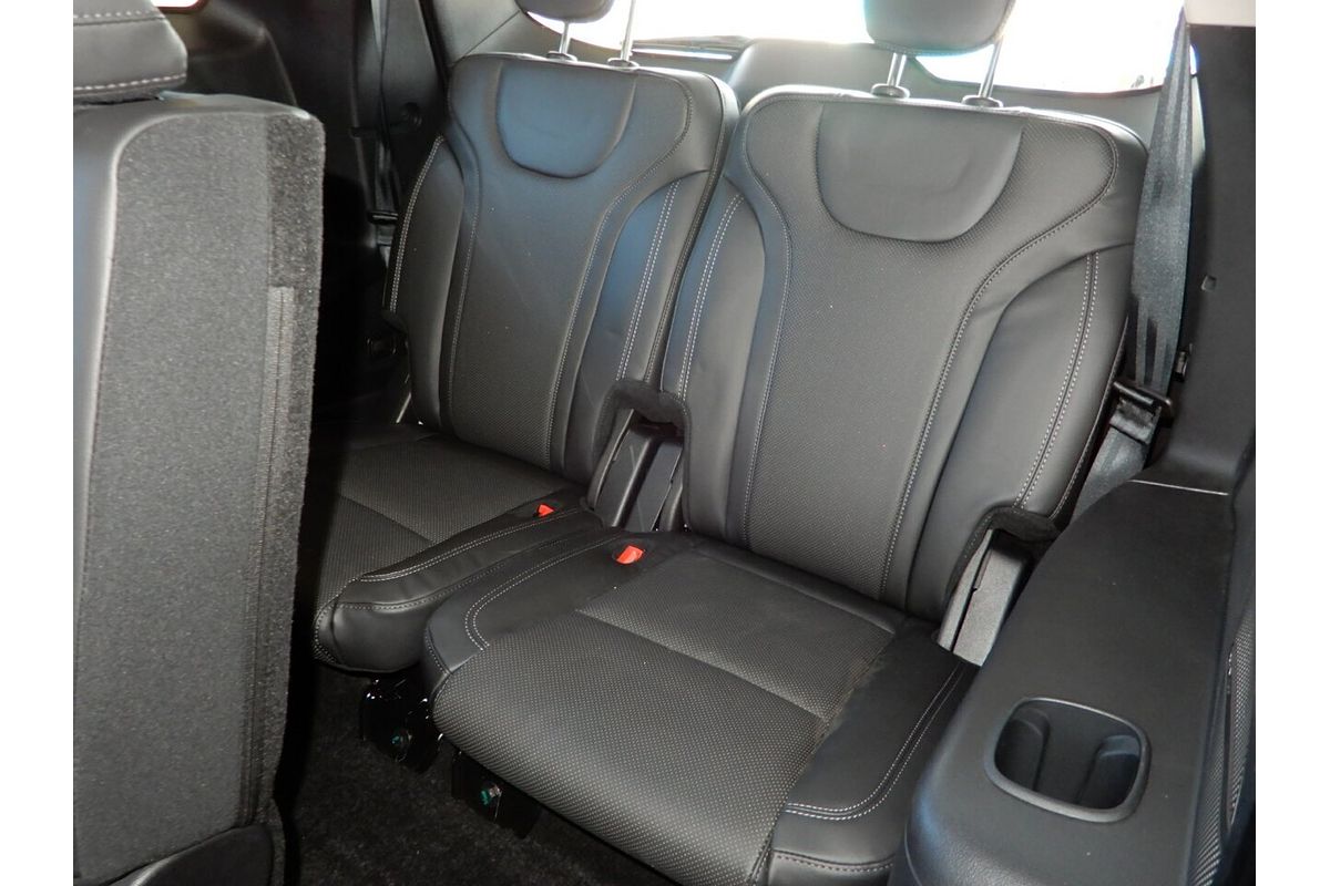 2025 Mahindra XUV700 AX7