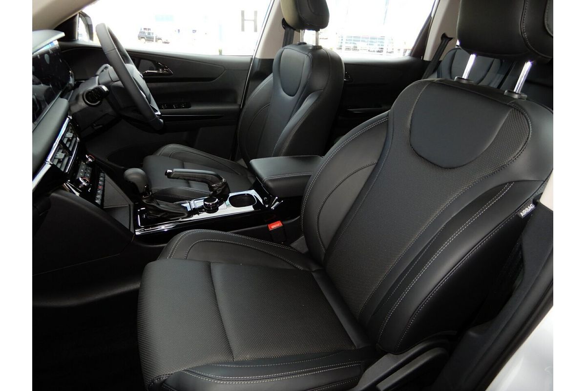 2025 Mahindra XUV700 AX7