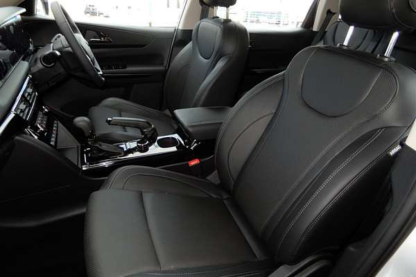 2025 Mahindra XUV700 AX7