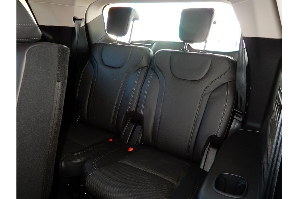 2025 Mahindra XUV700 AX7