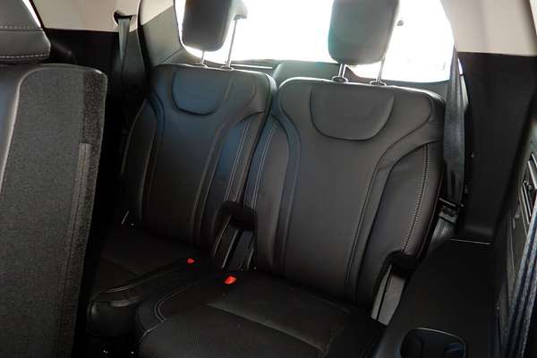 2025 Mahindra XUV700 AX7