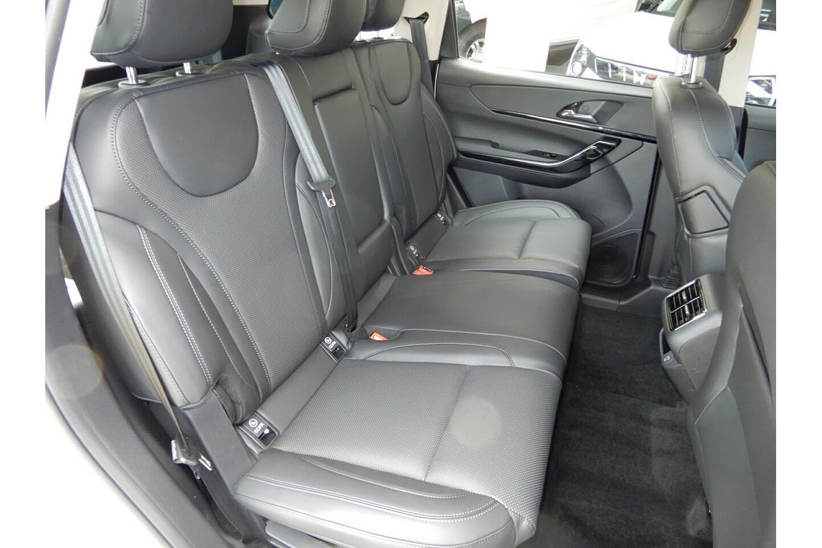 2025 Mahindra XUV700 AX7