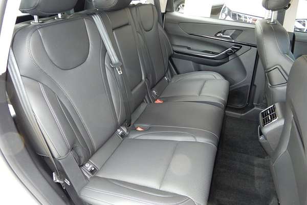 2025 Mahindra XUV700 AX7
