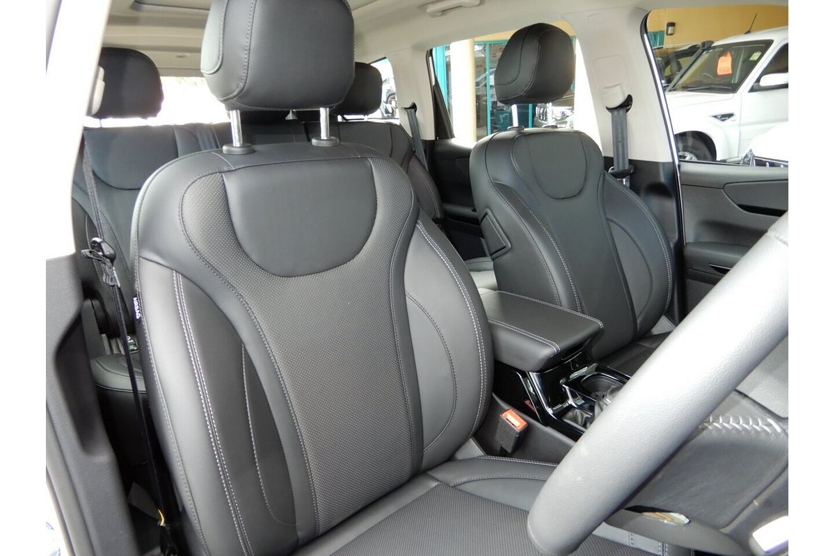2025 Mahindra XUV700 AX7