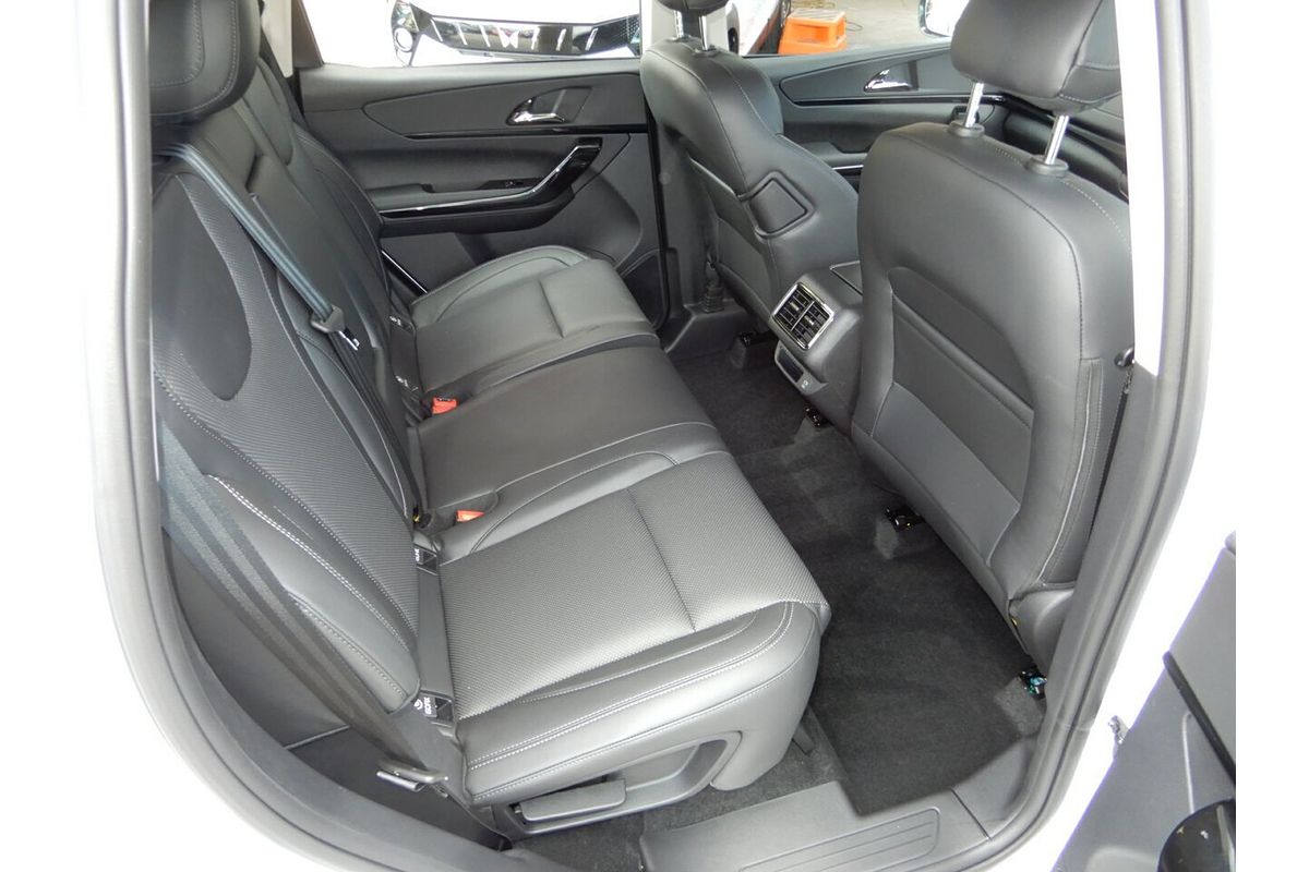 2025 Mahindra XUV700 AX7