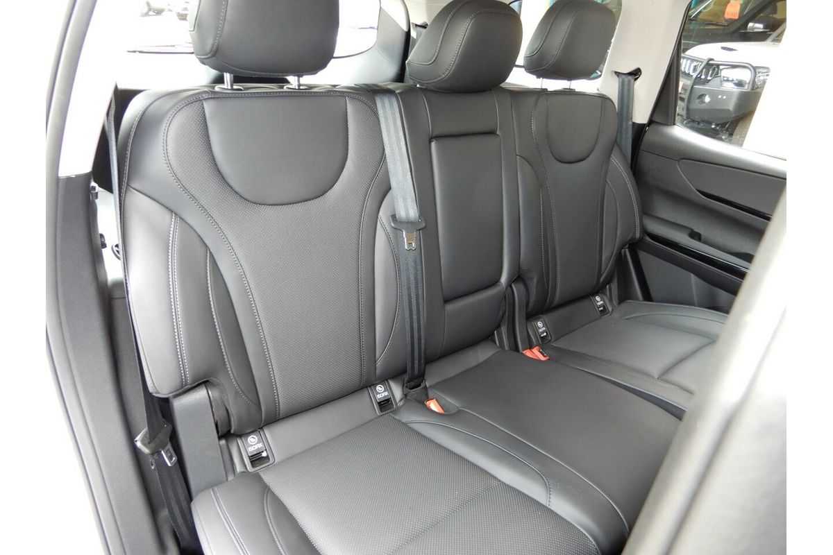 2025 Mahindra XUV700 AX7