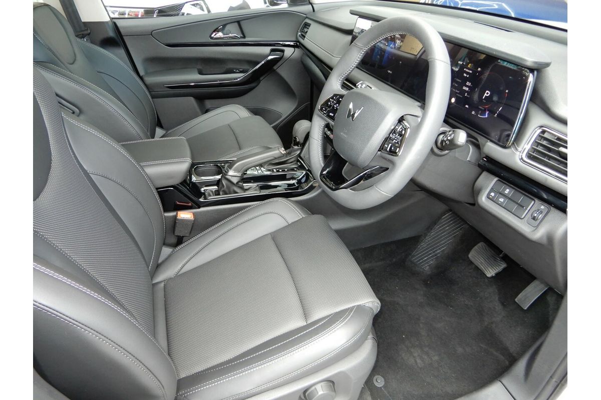 2025 Mahindra XUV700 AX7