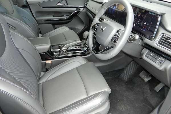 2025 Mahindra XUV700 AX7