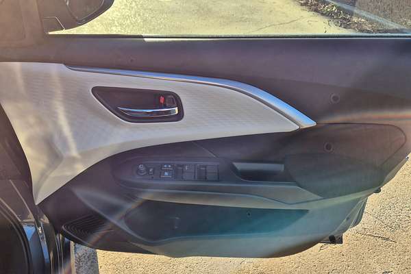 2025 Suzuki Swift Hybrid GLX UZ