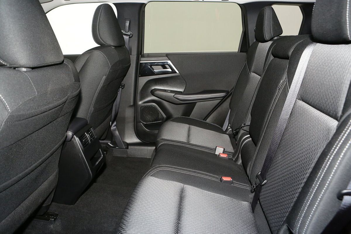 2024 Mitsubishi Outlander LS ZM