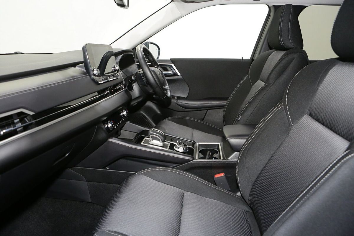 2024 Mitsubishi Outlander LS ZM
