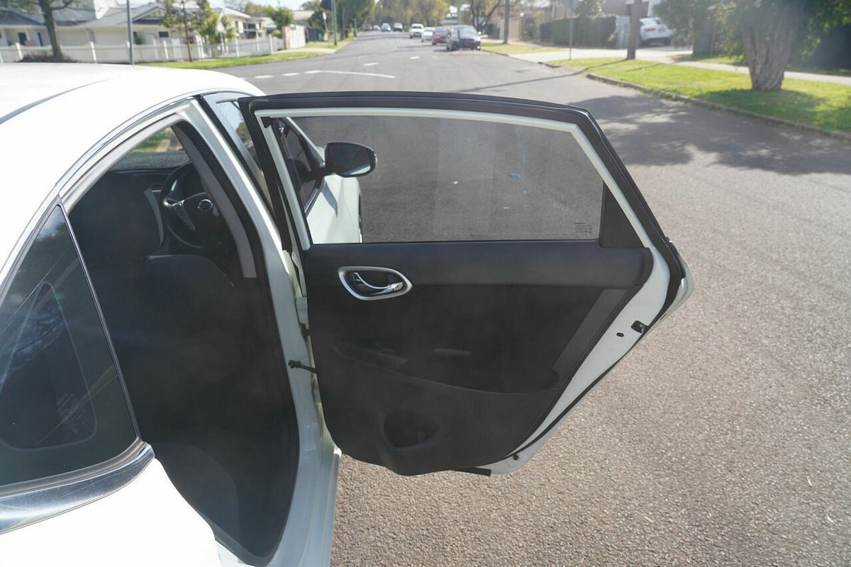 2014 Nissan Pulsar ST B17