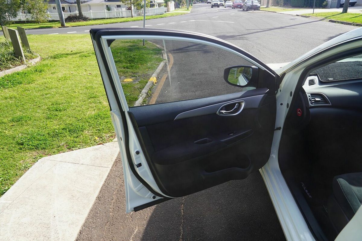 2014 Nissan Pulsar ST B17