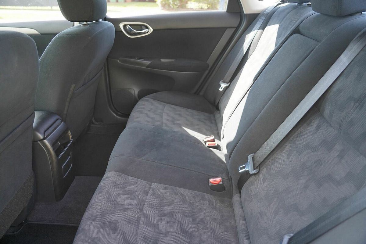 2014 Nissan Pulsar ST B17